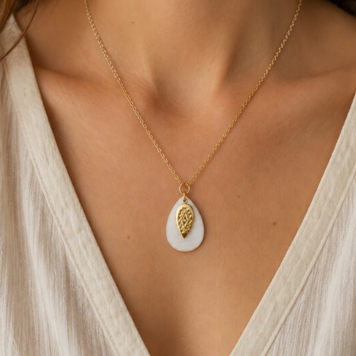 Collier pendentif nacre et goutte dorée – PIECE UNIQUE