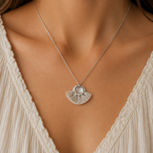 Collier nacre et pompon argenté – PIECE UNIQUE