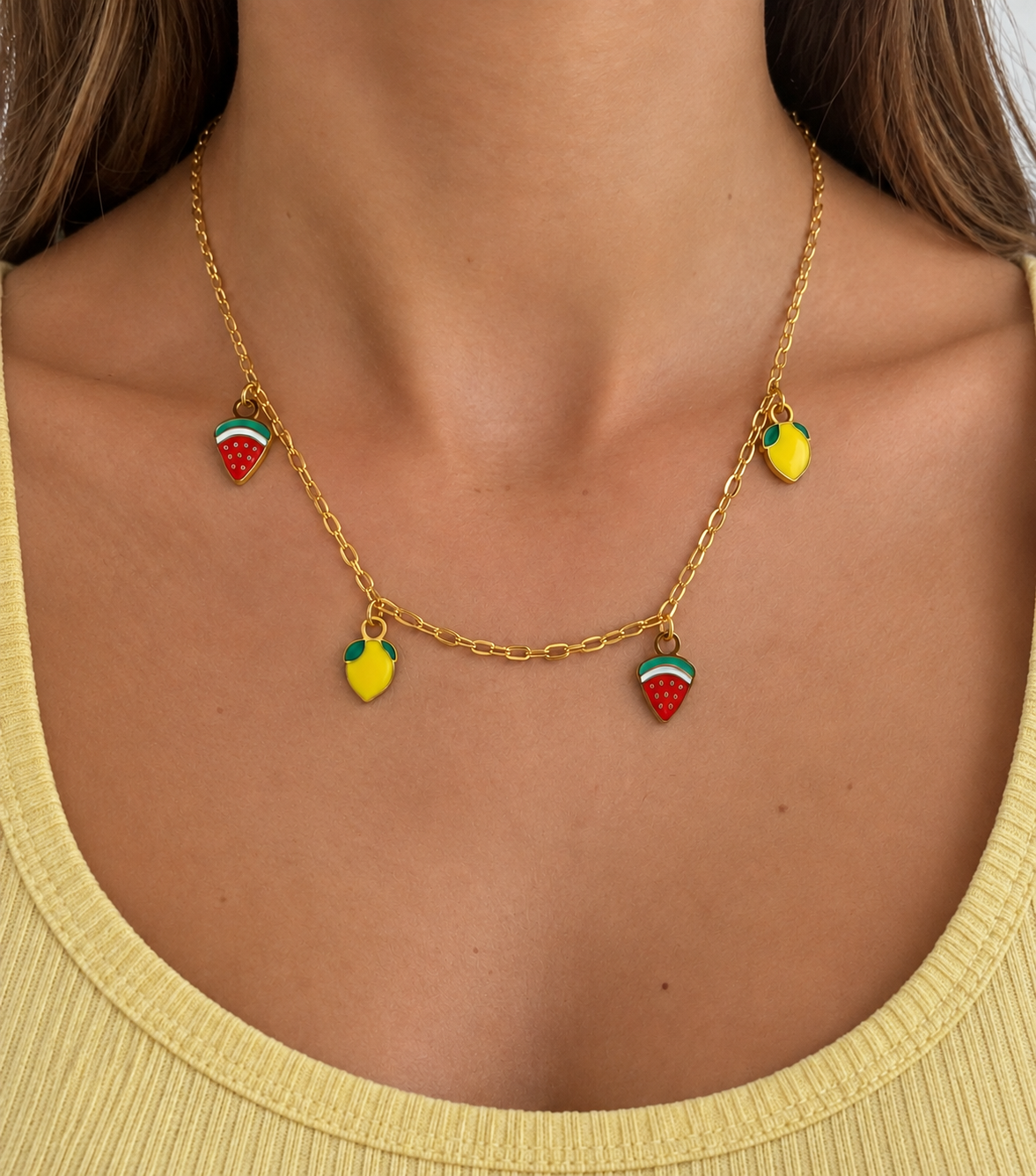 Collier doré aux charms fruités
